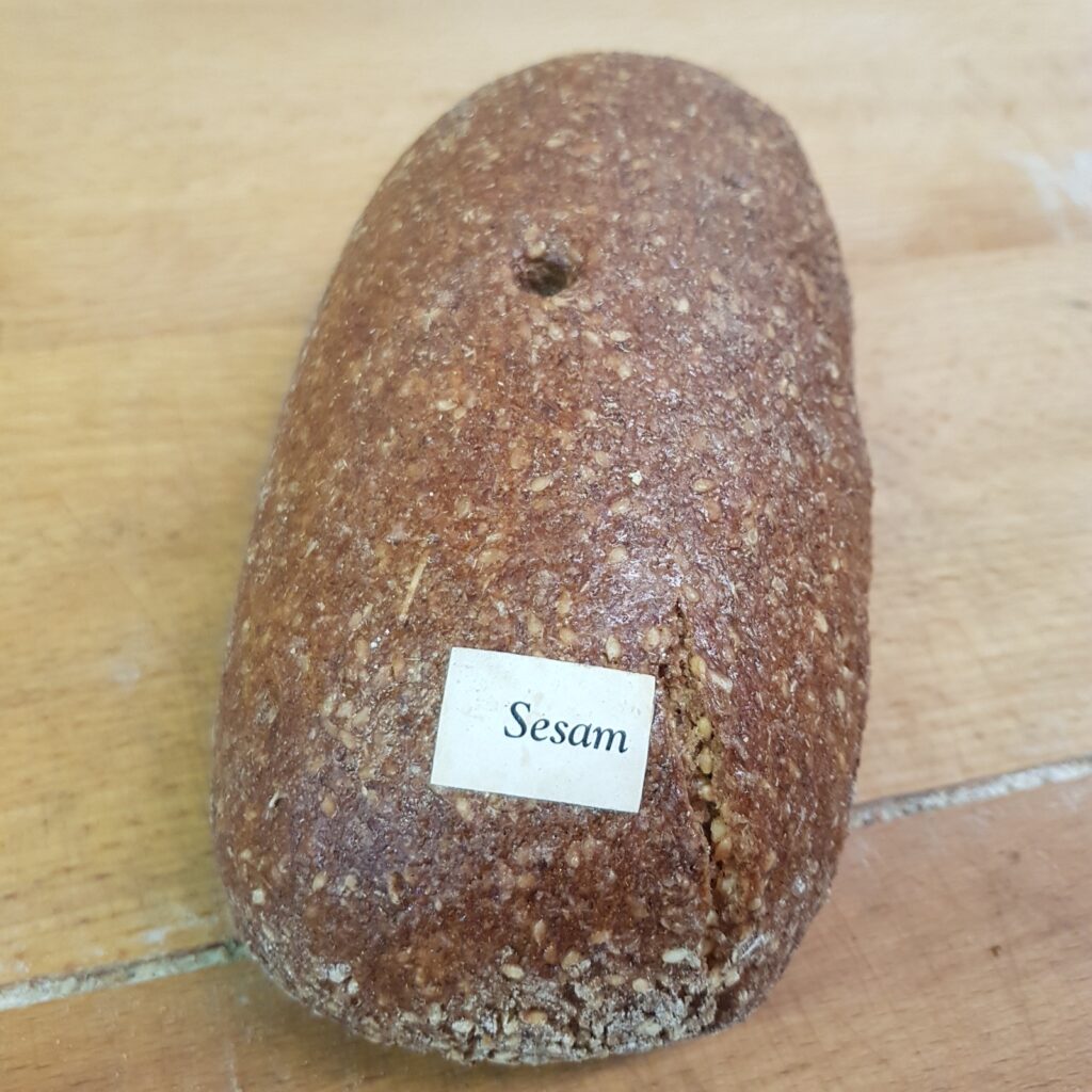 Vollkorn-Brot mit Sesam