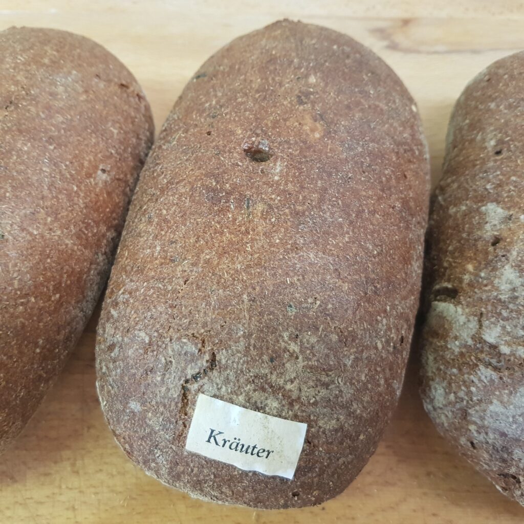Vollkorn-Brot mit Kräutern